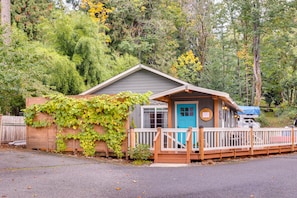 Guest House Exterior | Driveway (2 Vehicles)