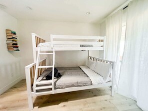 Full size mattress and twin mattress bunk bed, for an additional 3 friends or kids!