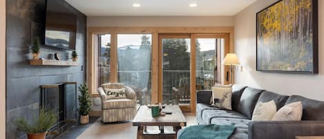 Cozy 2 bed/2 bath condo overlooking 4 0’clock ski run, mountains & Main Street.