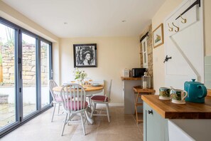 Cub Cottage Kitchen - StayCotswold