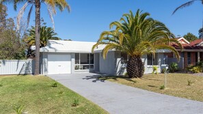 Ample parking | 1.7 km to boat ramp and jetty
