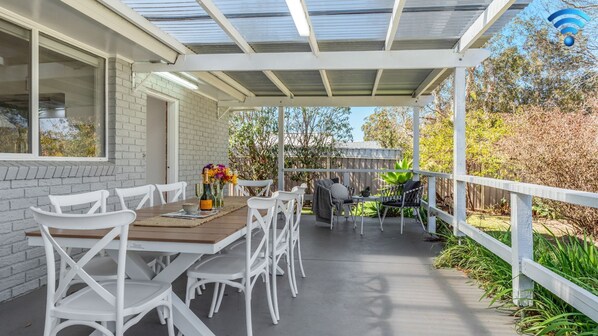 Outdoor Dining | 1.3 km to Callala Bay community centre & markets