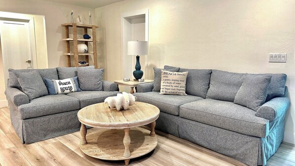 The living room seats 5