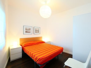 Möbel, Schlafzimmer, Zimmer, Bett, Eigentum, Interior Design, Bettdecke, Fussboden, Bettrahmen, Orange