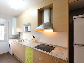 Countertop, Eigentum, Zimmer, Cabinetry, Küche, Möbel, Gebäude, Interior Design, Gelb, Haus