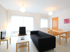 Zimmer, Eigentum, Möbel, Interior Design, Gebäude, Wohnzimmer, Haus, Tabelle, Grundeigentum, Fussboden