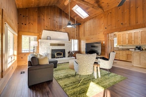 Living Room | Smart TV | Wood-Burning Stove (Wood Provided) | Sleeper Sofa