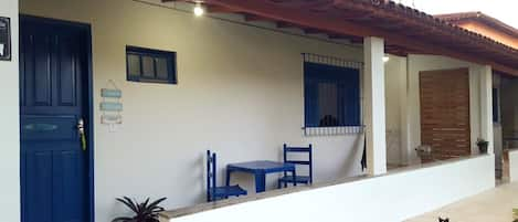 varanda com mesa e cadeiras