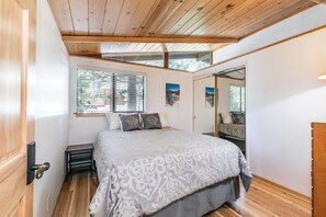 Bedroom 2 - Queen size bed with comfortable linens. 
