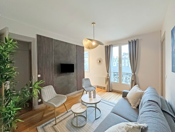 Versatile living space with a cozy sofa and a flat-screen TV.