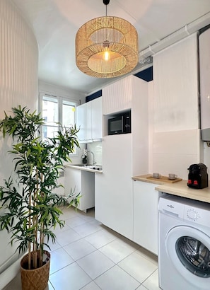 The kitchen is well equipped for a perfect stay !