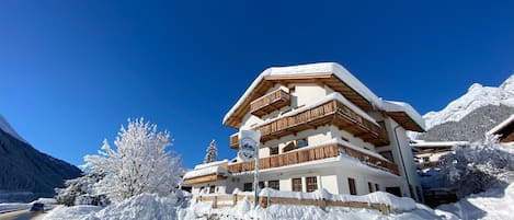 Außenseite Ferienhaus [Winter]