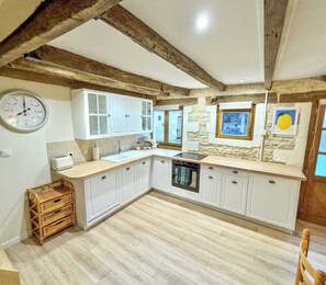 20Les Ecuries Kitchen 1-1