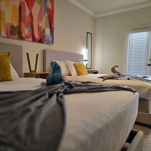 Experience art and elegance: queen bed under vibrant art, Picasso's presence, and mirrored sophistication. A door away lies a hot tub retreat in our lush backyard.