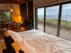 ・[Ocean: Bedroom] If you lie down on the bed, you can see a 180-degree panoramic view of the ocean.