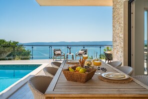 Villa in a quiet environment and private 26 sqm pool, hot tub, Fun zone with Billiards, located 2km from the Artina beach
