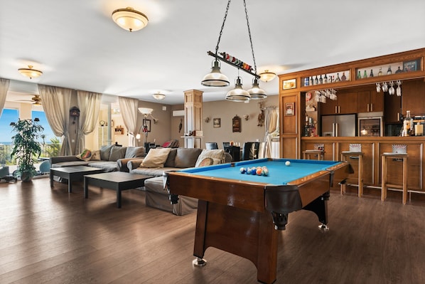 Second livingroom with pooltable, kitchen and bar