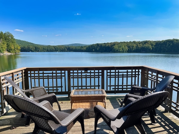 Mid deck overlooking the lake. Ideal for your morning coffee.
