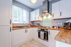 The fully equipped kitchen has everything you need for a long or short stay in Chester including a toaster, kettle, microwave, washing machine & tumble dryer.