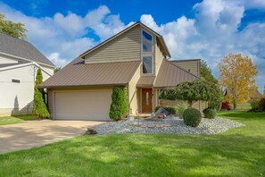 2-Story House | In-Unit Laundry | Self Check-In | On-Site Lake Access