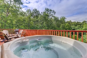 Hot tub in upper deck