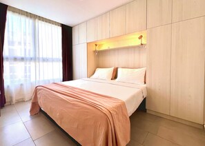 King-size bed with high-density memory foam mattress (70x78” or 180x200 cm) 