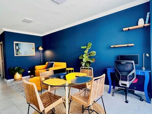 Accentend wall in the main living area, with space to relax, work, eat.