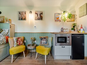 Open plan living space | Cherry Tree Lodge - Cow & Plough, Oadby