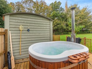 Hot tub | Cherry Tree Lodge - Cow & Plough, Oadby