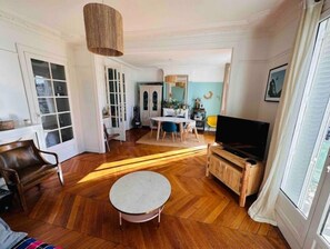  Moulures anciennes au plafond et parquet d’origine Point de Hongrie