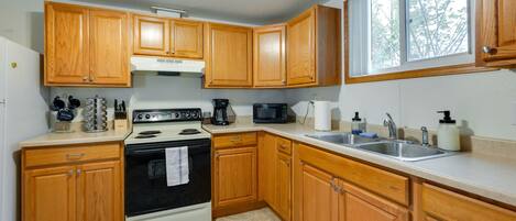 Cedar Rapids Vacation Rental | 1BR | 1BA | 600 Sq Ft | Steps Required to Enter