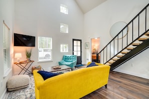 Living Room | Flat-Screen TV | Central Air Conditioning | Ceiling Fans