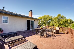 Deck | Outdoor Dining Area