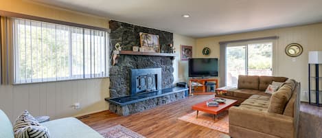 Vallejo Vacation Rental | 3BR | 2.5BA | 2,900 Sq Ft | Stairs to Access