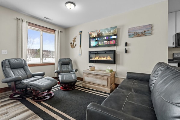 Living room w/ Electric Fireplace, Samsung Smart TV