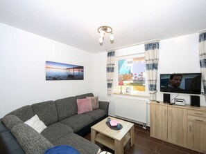 Möbel, Eigentum, Couch, Tabelle, Interior Design, Wohnzimmer, Bilderrahmen, Cabinetry, Studio Couch, Fussboden