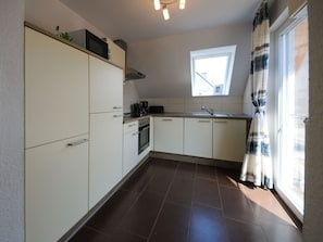 Cabinetry, Fenster, Gebäude, Haus, Holz, Küche, Fussboden, Flooring, Haushaltsgerät