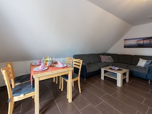 Tabelle, Möbel, Couch, Interior Design, Flooring, Holz, Fussboden, Wohnzimmer, Hartholz, Haus