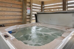 NH387B: Ocracoke Cottage | Hot Tub