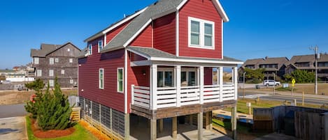 NH387F: Cape Hatteras Cottage | Front Exterior