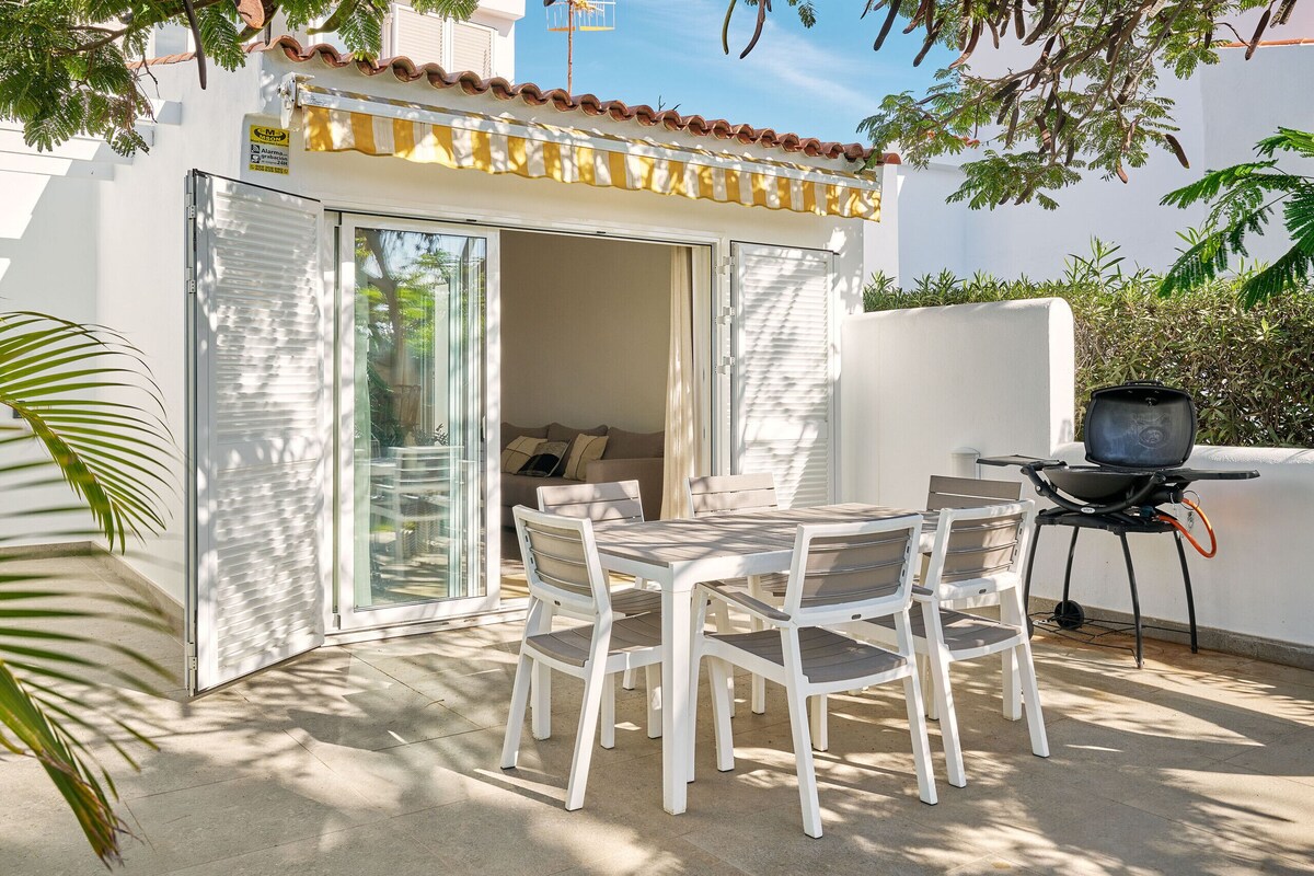 Coastal Charm: Cozy Bungalow in Golf del Sur, Tenerife