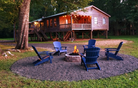 Proud Mary is situated on the banks of the historic Chickasawhay River.