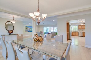 Dining Area | Dishware & Flatware Provided