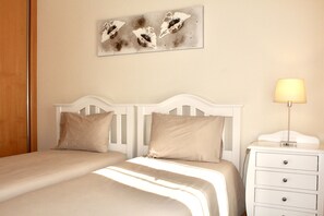 Bedroom (with two single beds)