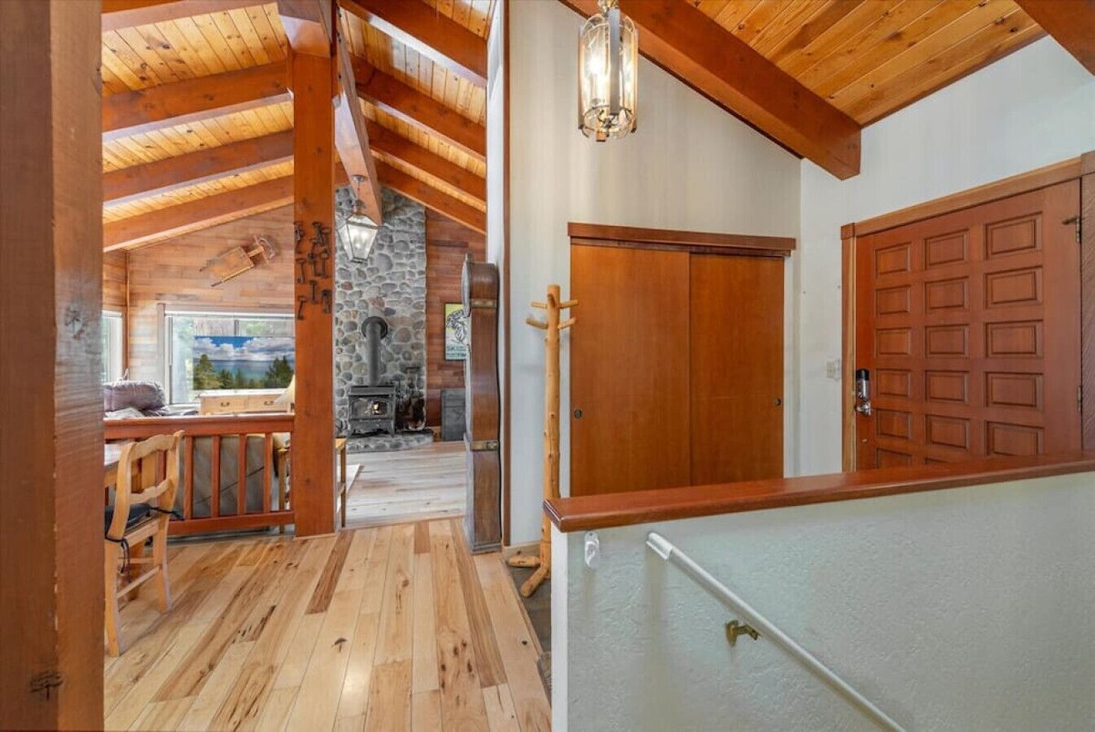 4BR Lakeview Home for 10 in Tahoe City: Hot-Tub, 5 Min Walk to Private HOA Beach