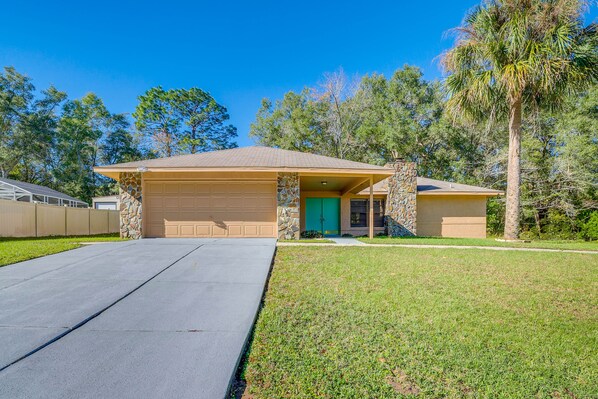 Dunnellon Vacation Rental | 3BR | 2BA | 1 Step to Enter | 1,470 Sq Ft