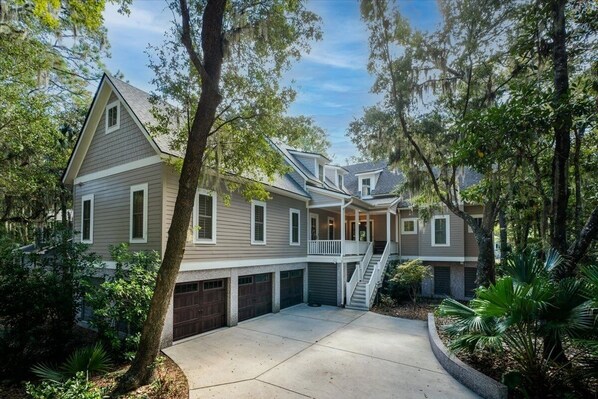 Welcome to 2932 Old Drake. This is a 6 bedroom home that sleeps 14.