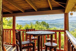 Gorgeous Smoky Mountain views from the back porch!
