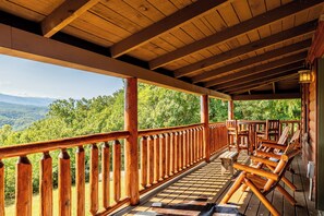 Gorgeous Smoky Mountain views from the back porch!