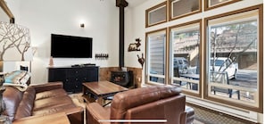 First Floor, Living Room
Offers all modern amenities including free wifi!